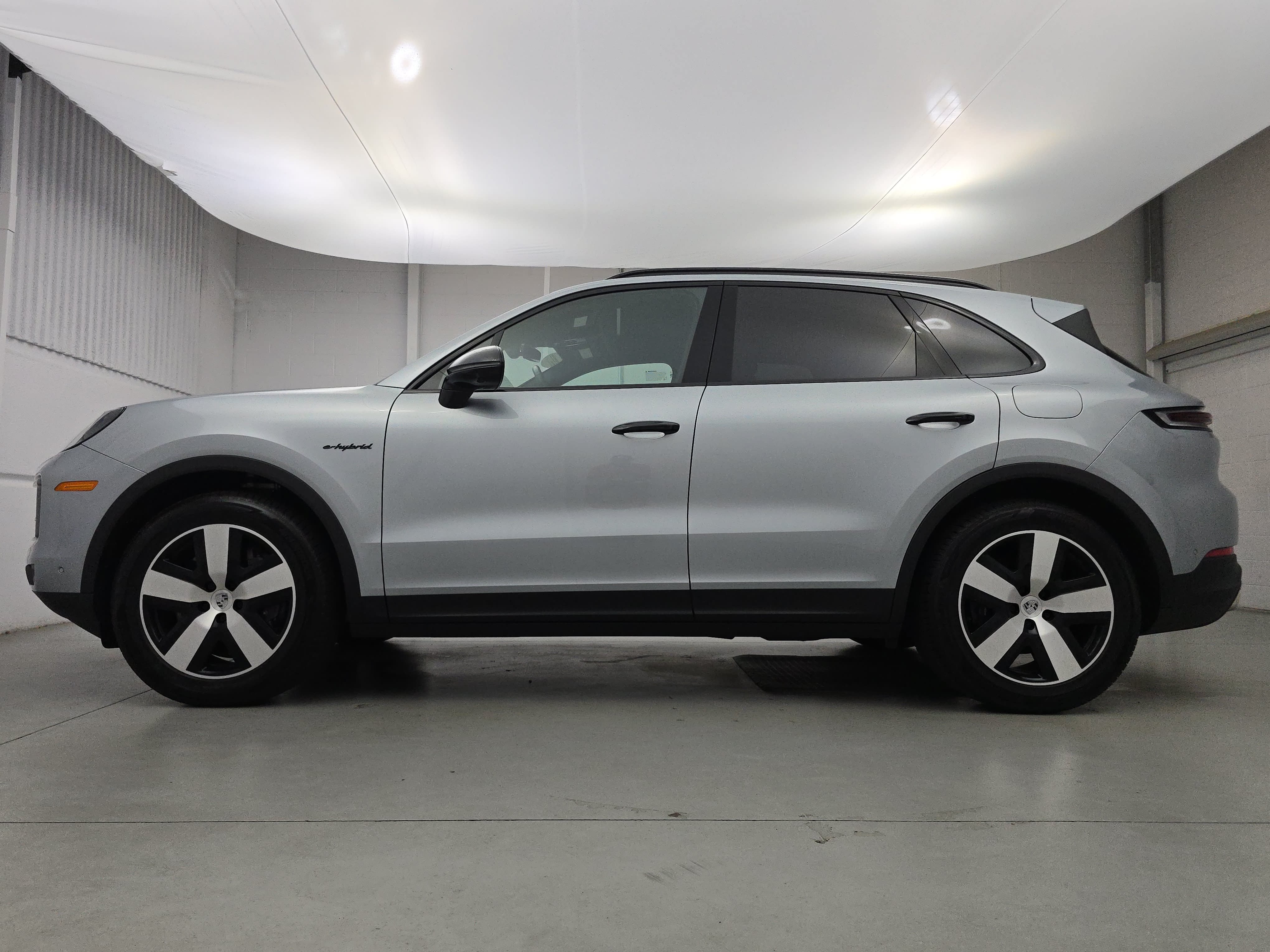 Certified 2026 Porsche Cayenne E-Hybrid AWD/4WD image 2