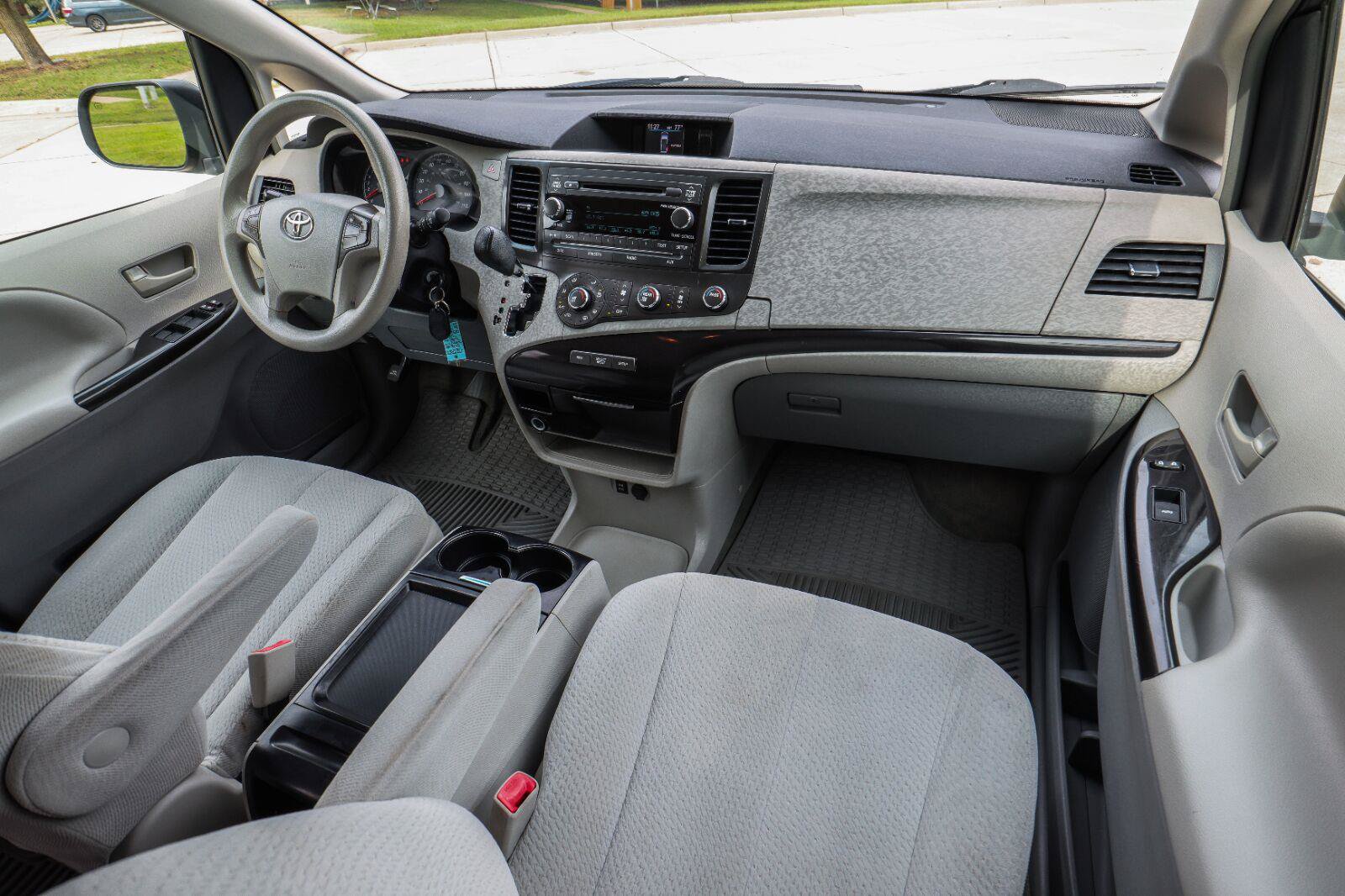 Used 2011 Toyota Sienna LE w/ Towing Pkg FWD image 25