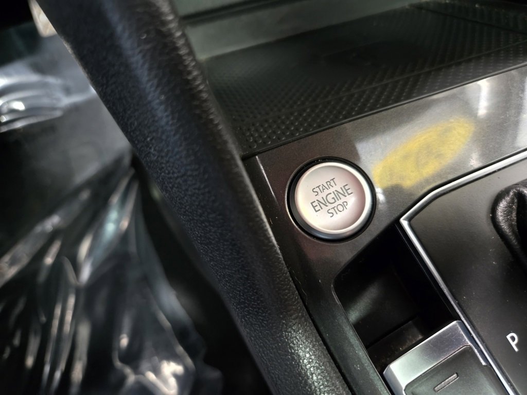 Used 2020 Volkswagen Tiguan SE w/ Panoramic Sunroof Package image 18