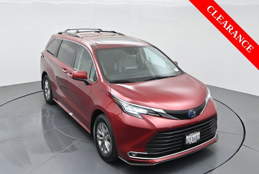Used 2022 Toyota Sienna XLE image 57