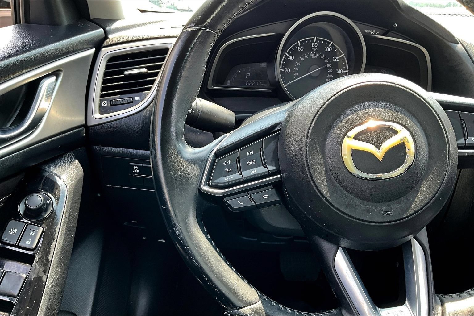 Used 2018 MAZDA MAZDA3 Touring FWD image 12