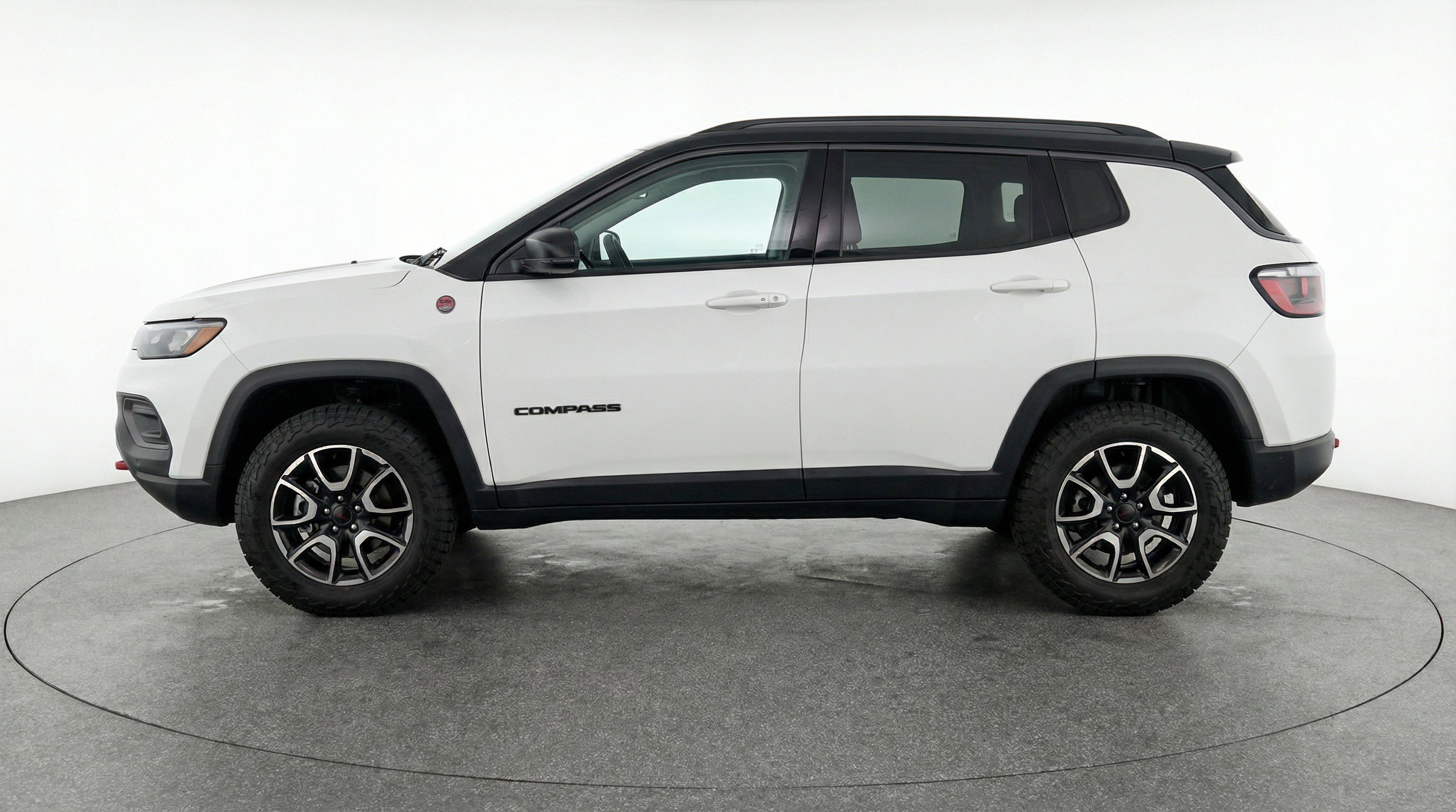 Used 2025 Jeep Compass Trailhawk image 5