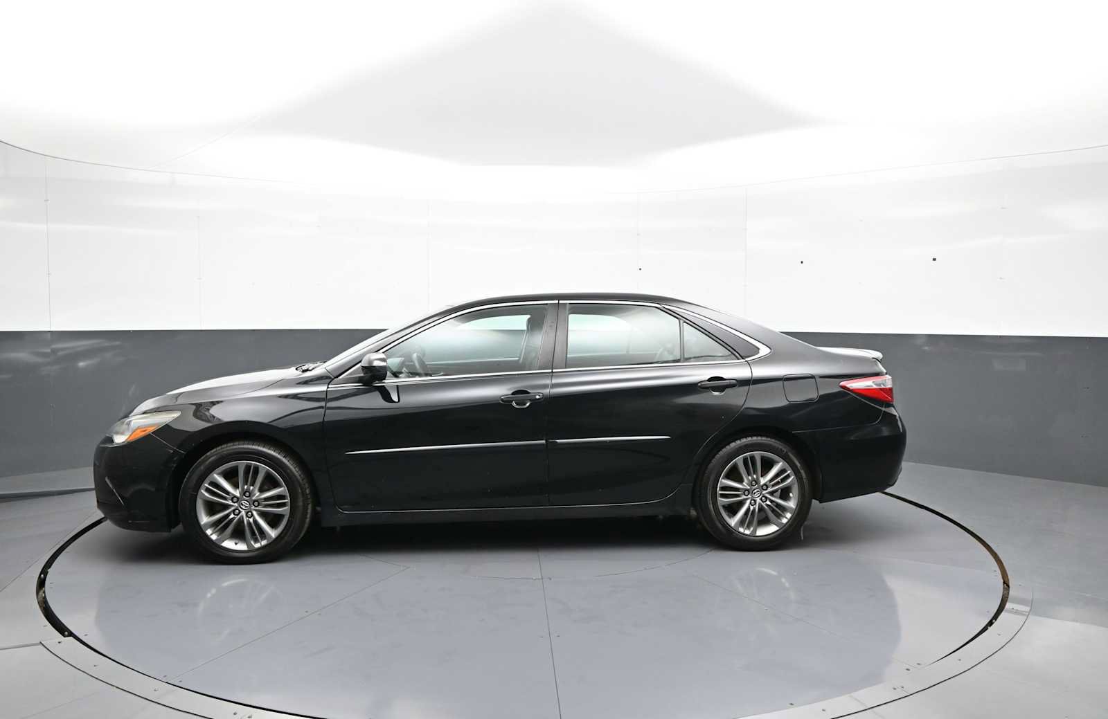 Used 2016 Toyota Camry SE w/ Protection Package (Q2) FWD image 9