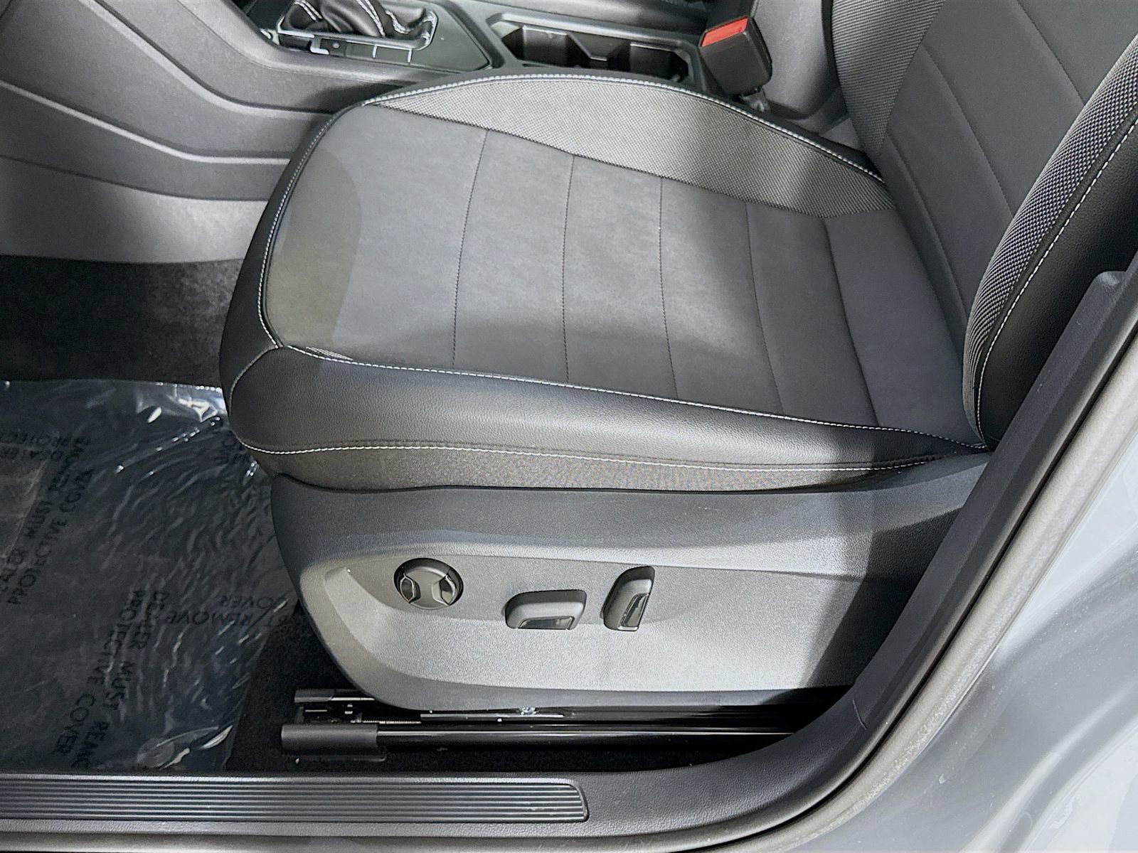 Used 2023 Volkswagen Taos SE w/ Panoramic Sunroof Package FWD image 18