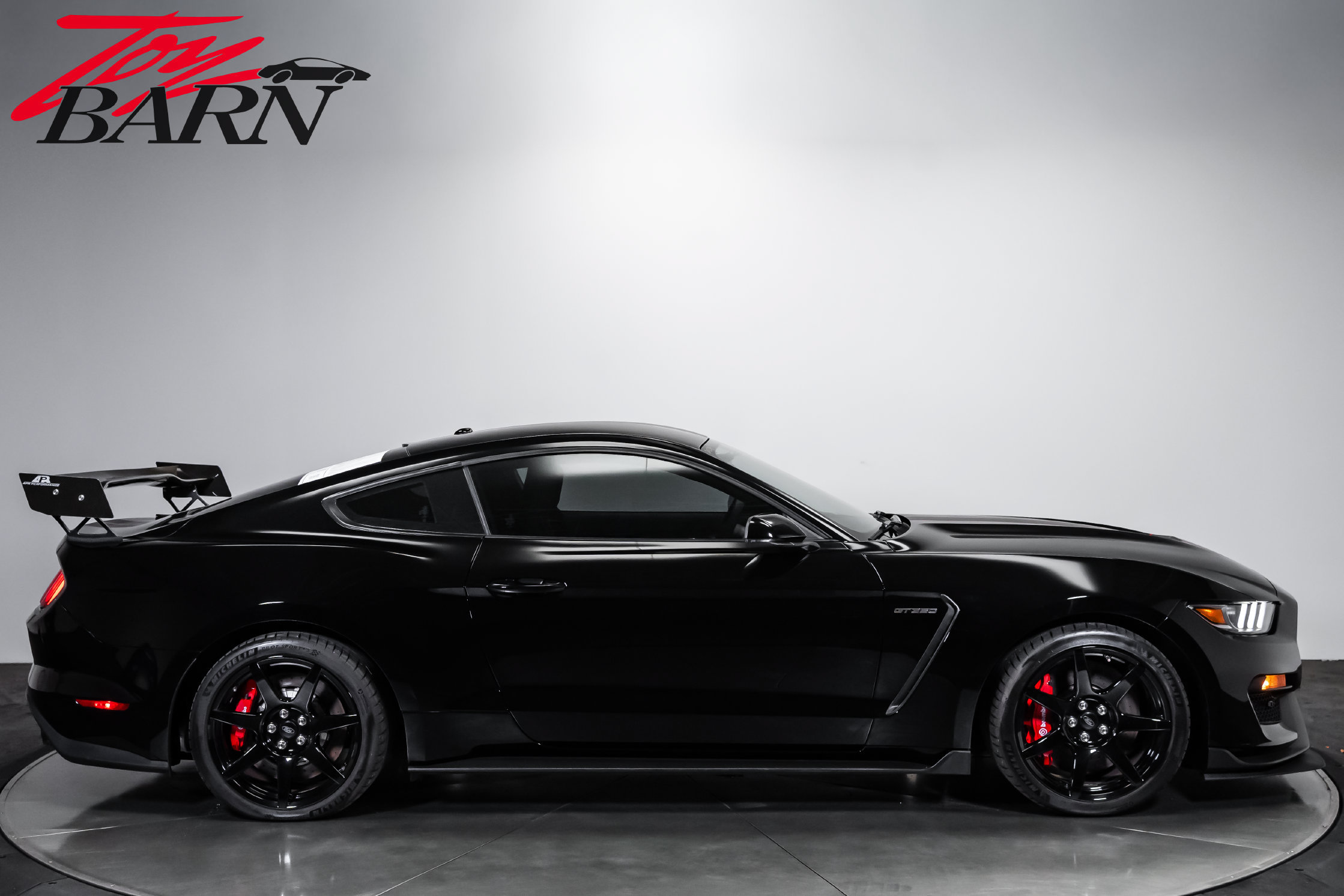 Used 2019 Ford Mustang Shelby GT350R w/ GT350R Equipment Group 920A RWD image 6