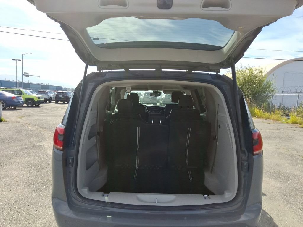 Certified 2023 Chrysler Pacifica Touring-L FWD image 11