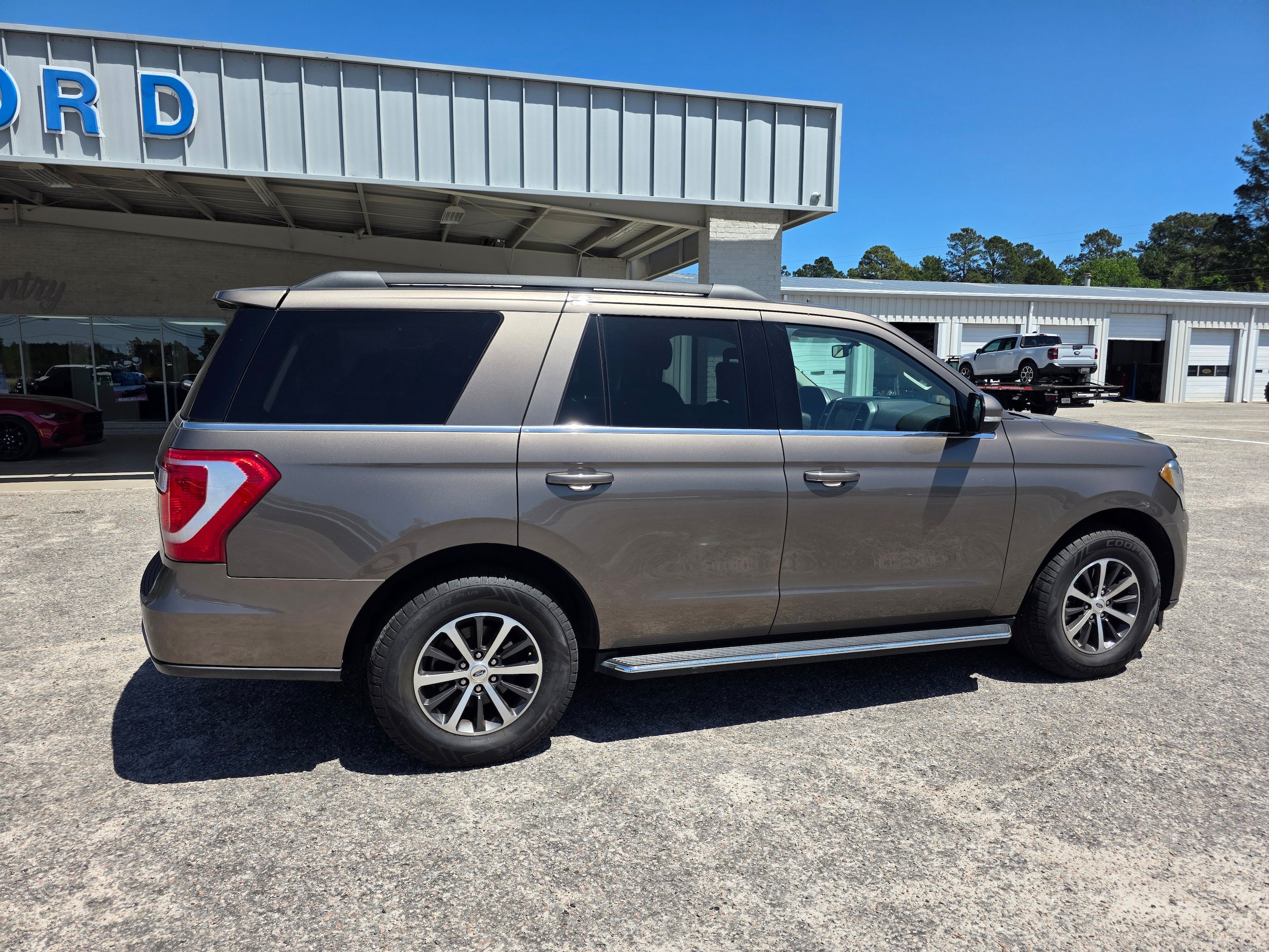 Used 2019 Ford Expedition XLT w/ Equipment Group 202A RWD image 3