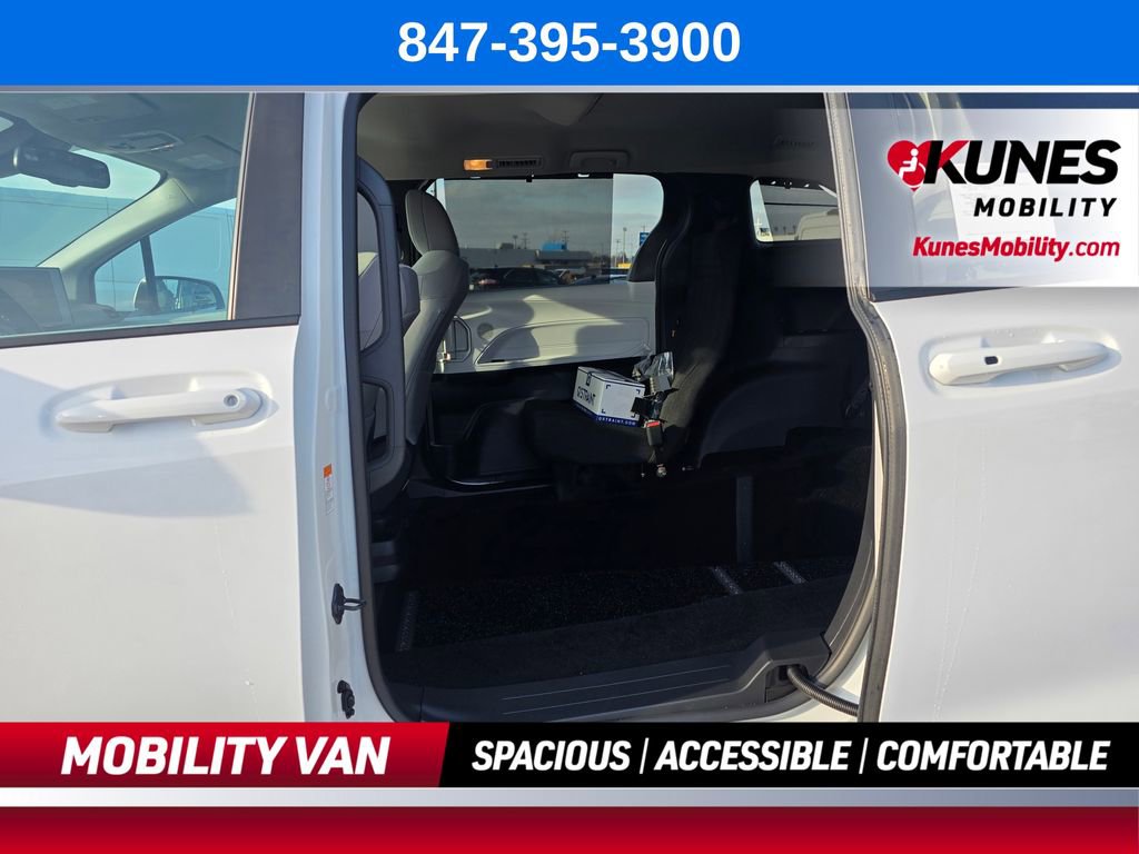 Used 2026 Toyota Sienna LE FWD image 18