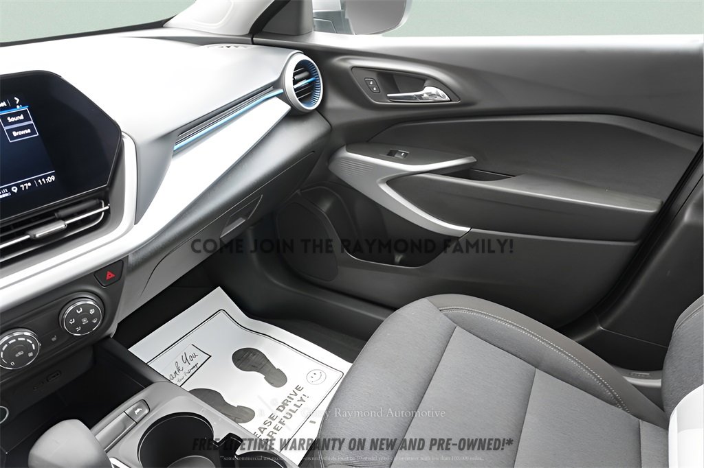 Used 2025 Chevrolet Trax LS w/ LS Convenience Package image 30