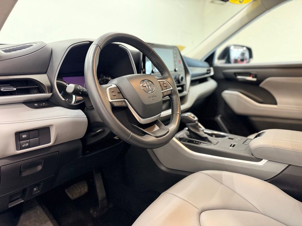 Used 2022 Toyota Highlander XLE image 13