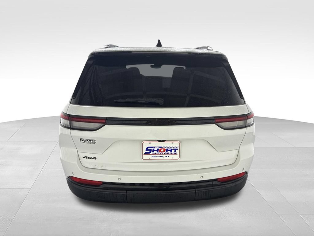 Used 2023 Jeep Grand Cherokee Altitude AWD/4WD image 6