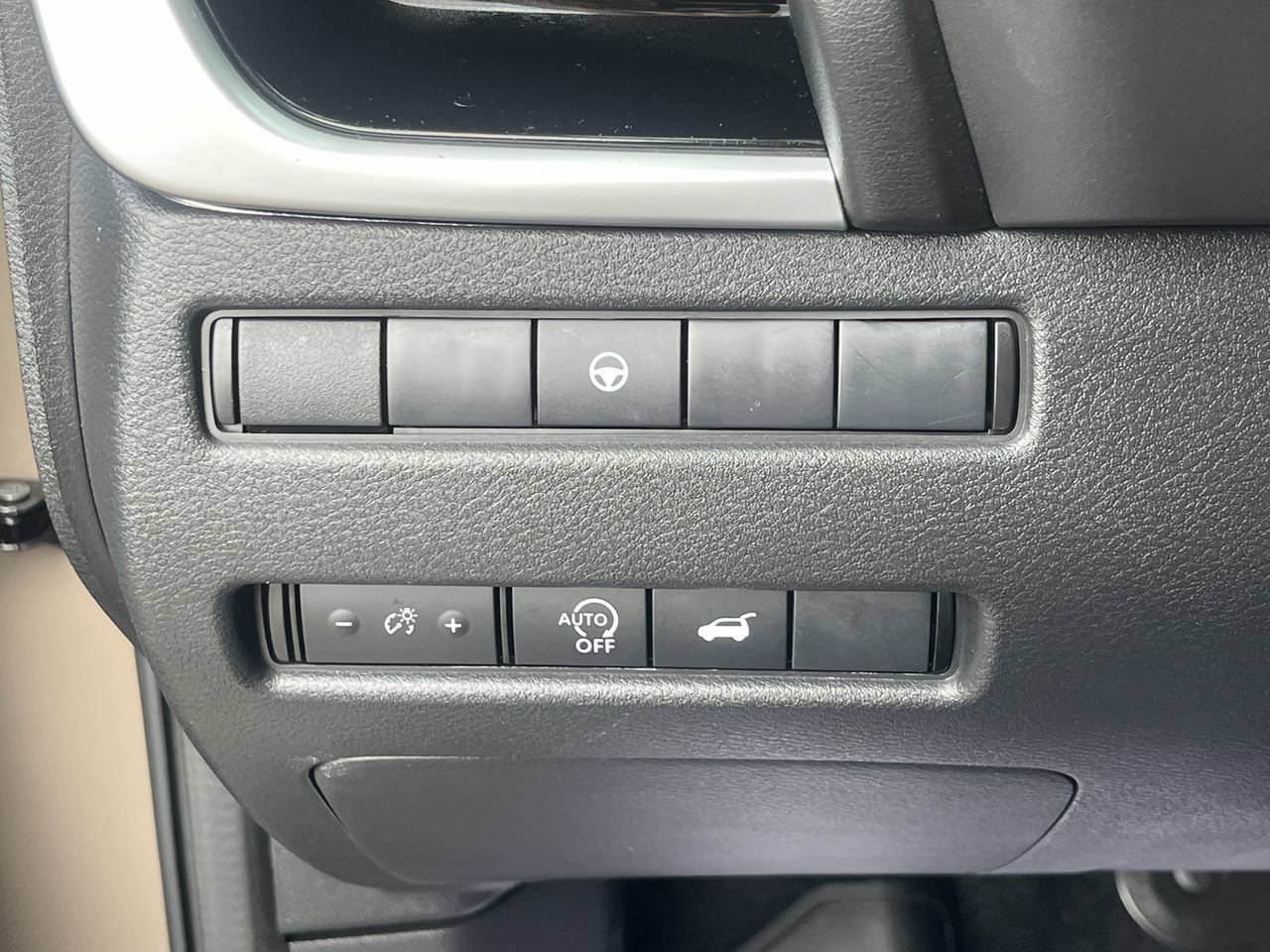 Used 2025 Nissan Rogue SV AWD/4WD image 16