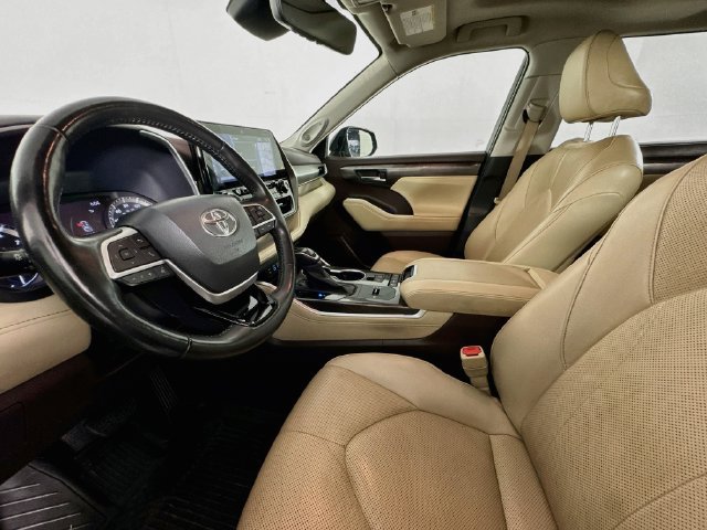 Used 2022 Toyota Highlander Limited FWD image 19