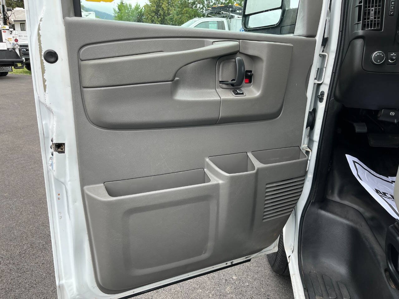 Used 2015 Chevrolet Express 2500 RWD image 9