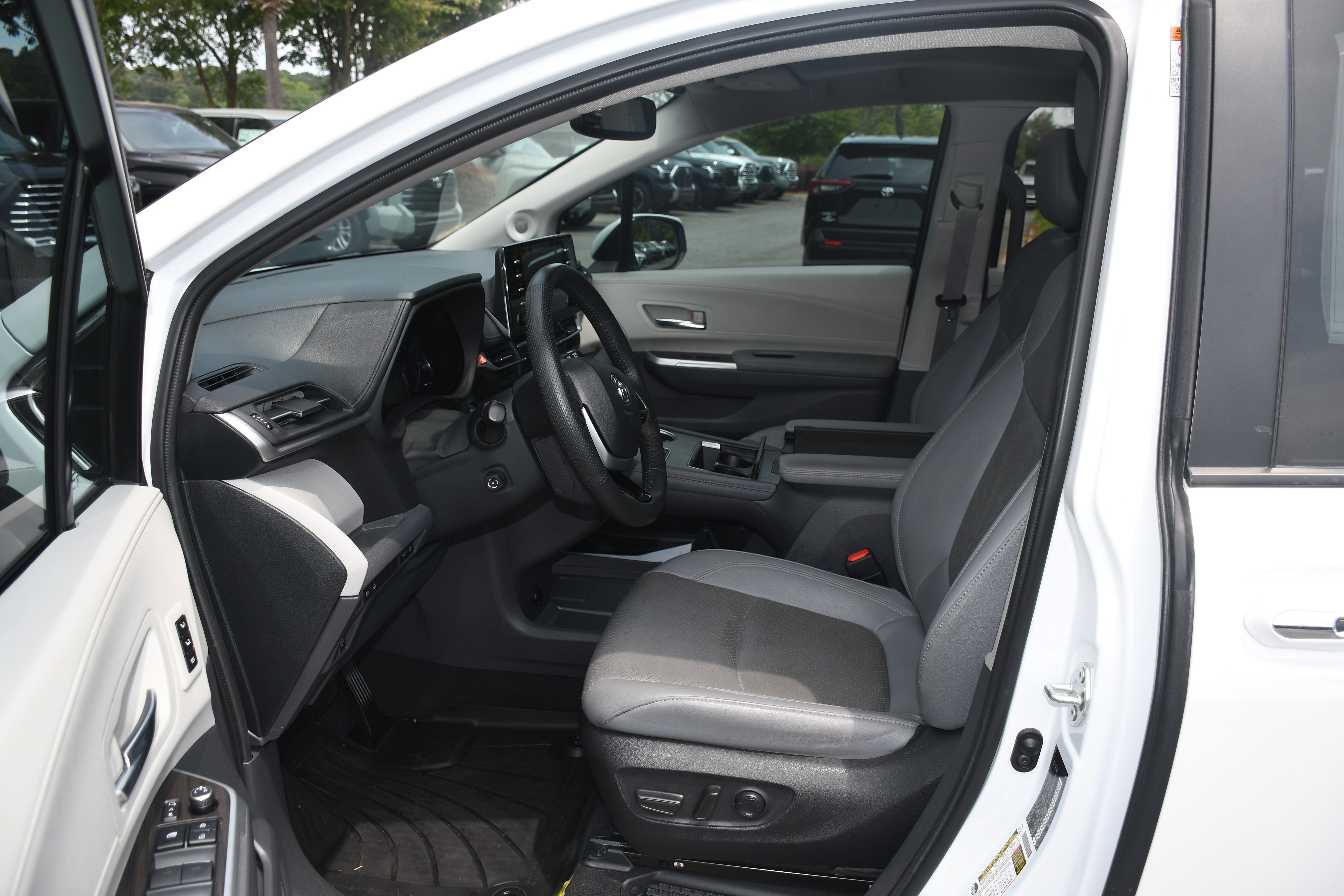 Used 2022 Toyota Sienna Limited FWD image 7