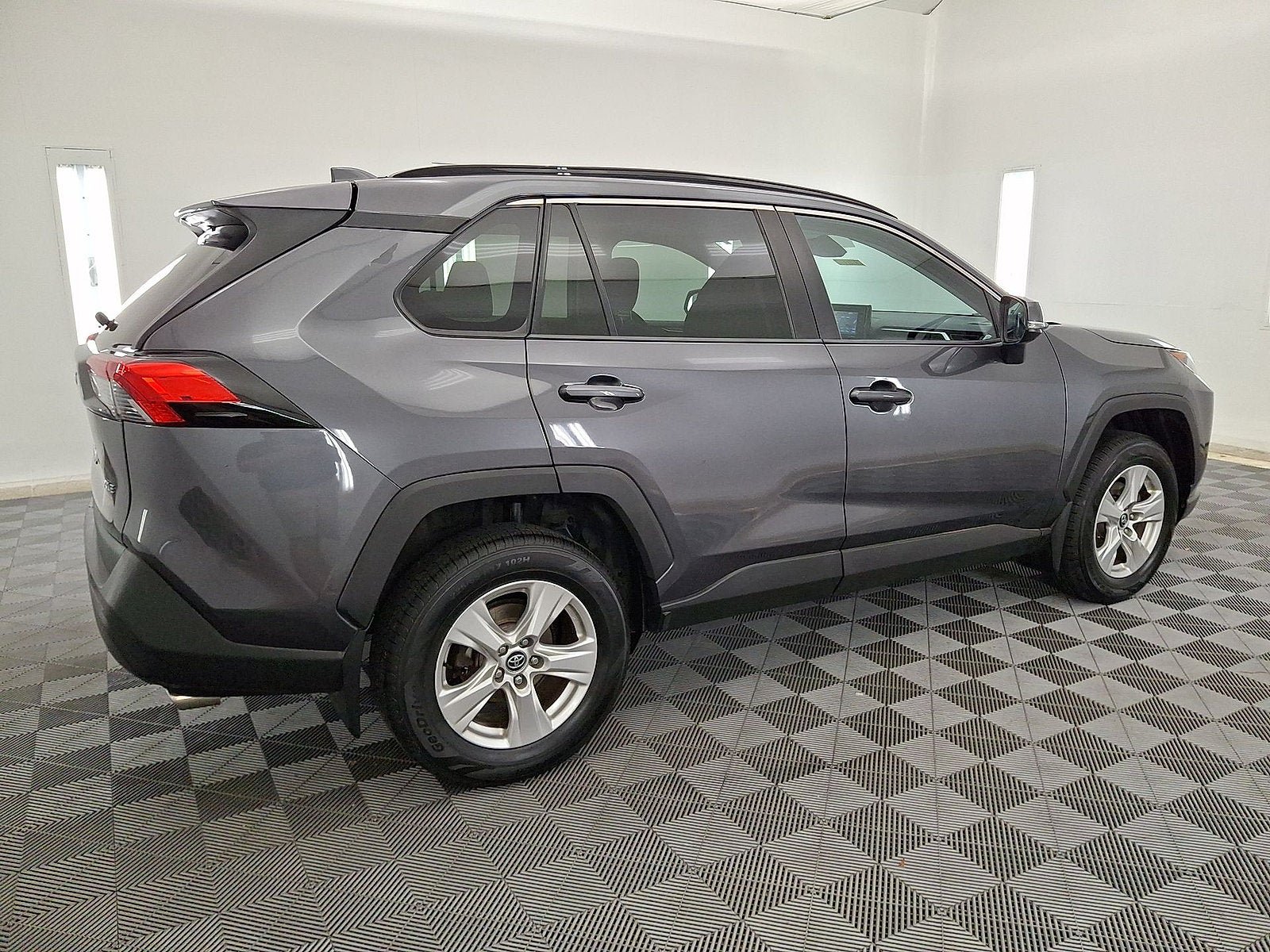 Certified 2020 Toyota RAV4 XLE w/ Convenience Package AWD/4WD image 17