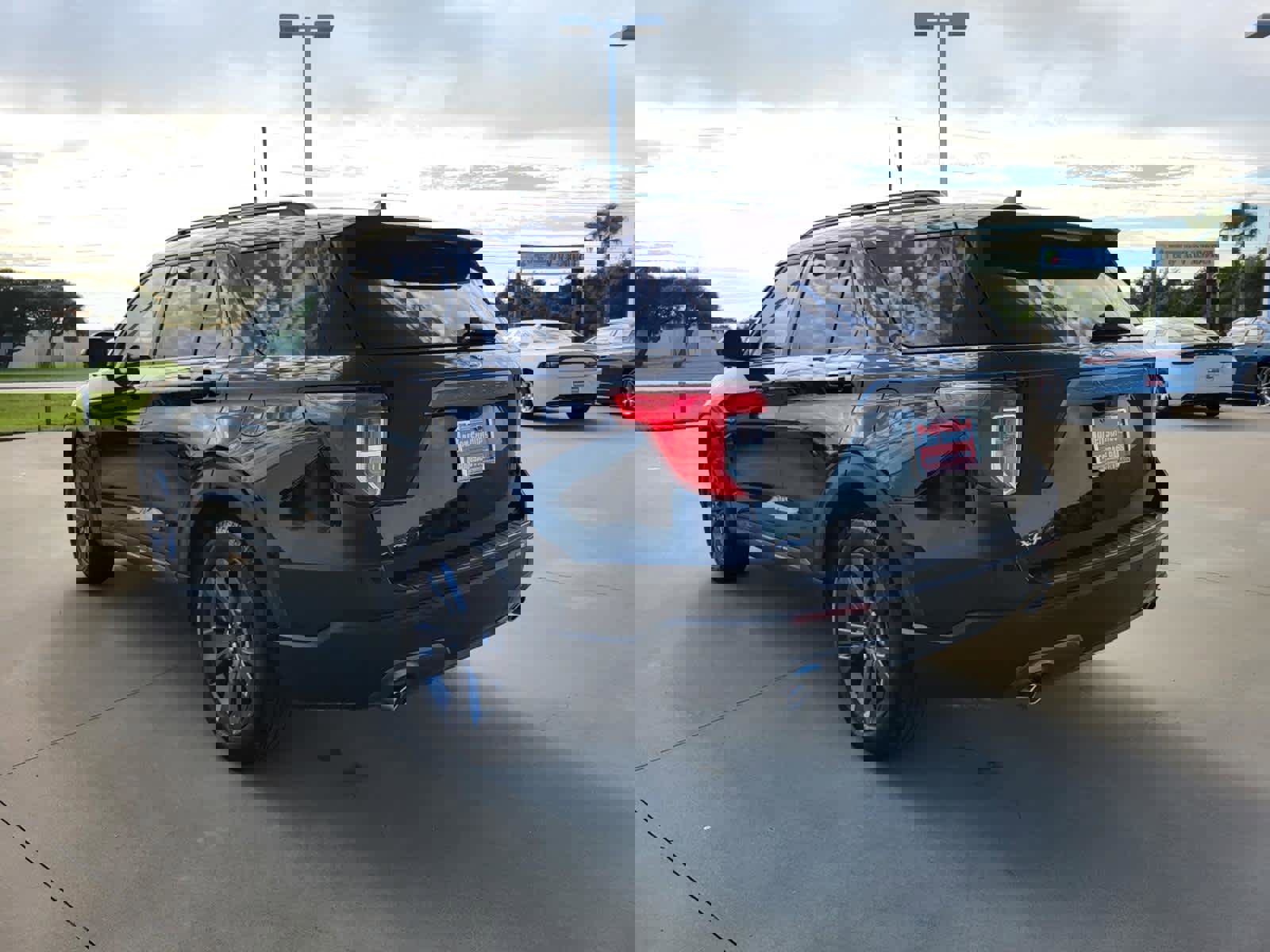 Used 2023 Ford Explorer XLT w/ Equipment Group 202A image 3