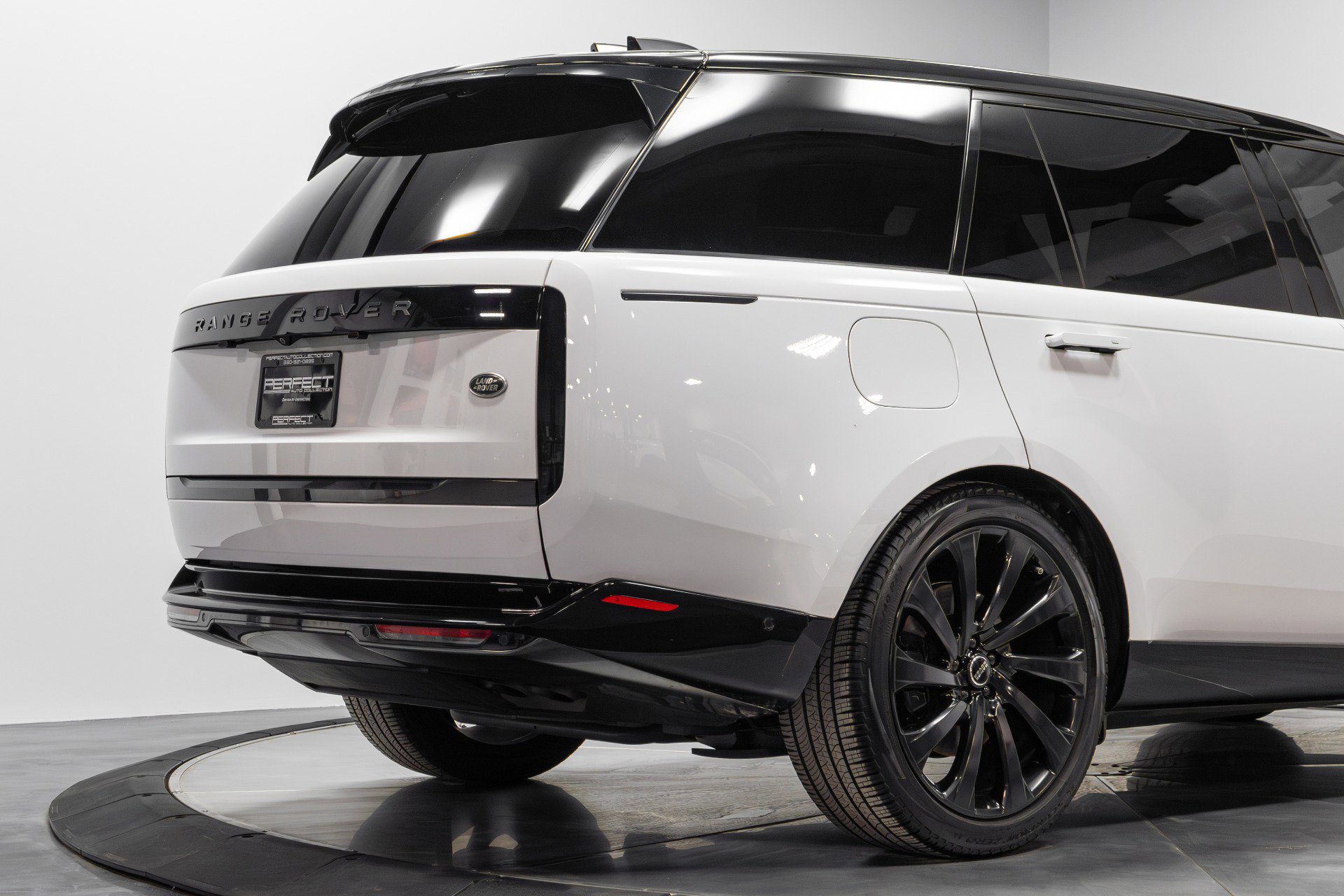 Used 2023 Land Rover Range Rover Long Wheelbase Autobiography image 14
