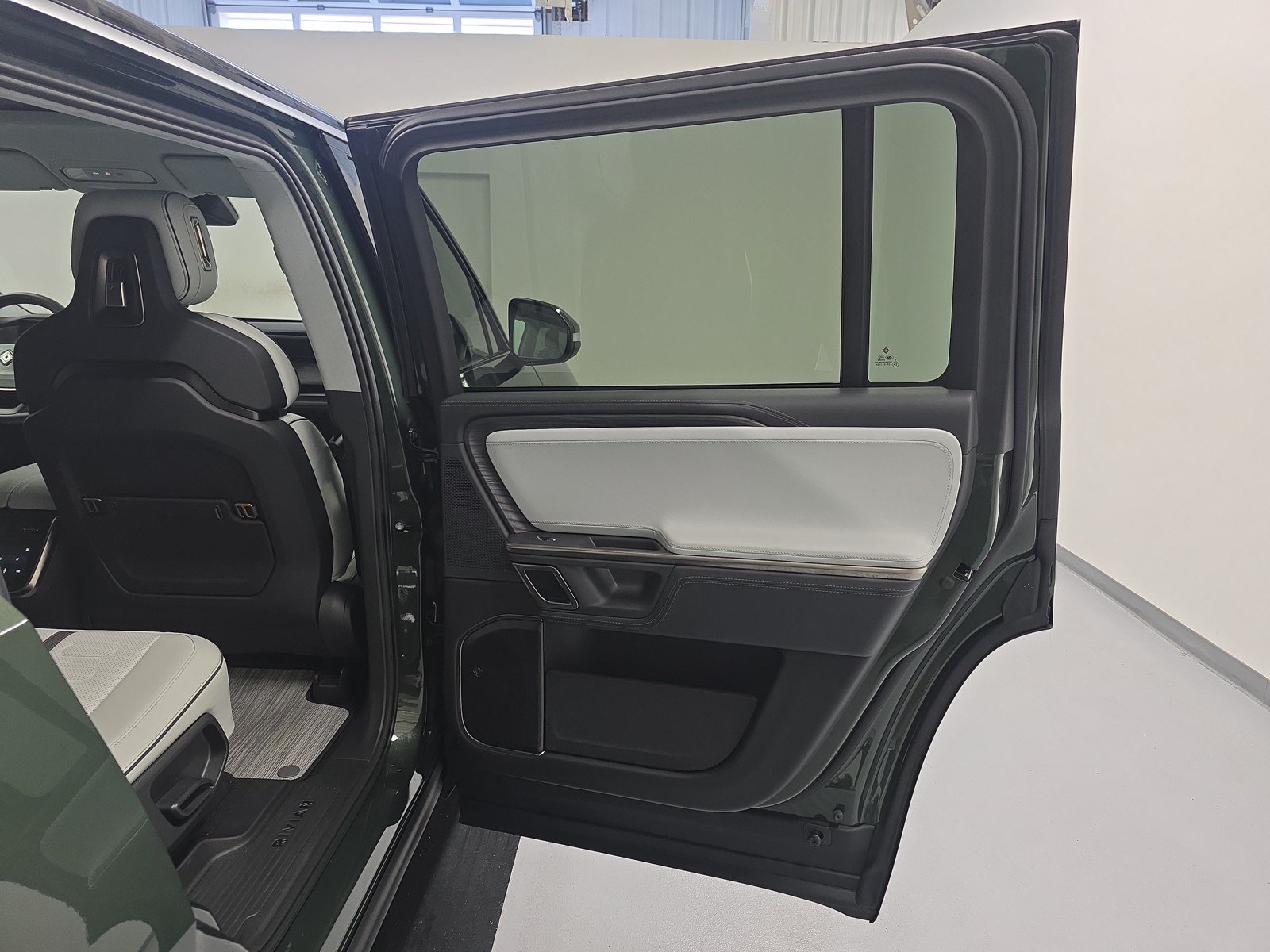 Used 2024 Rivian R1S Adventure AWD/4WD image 19