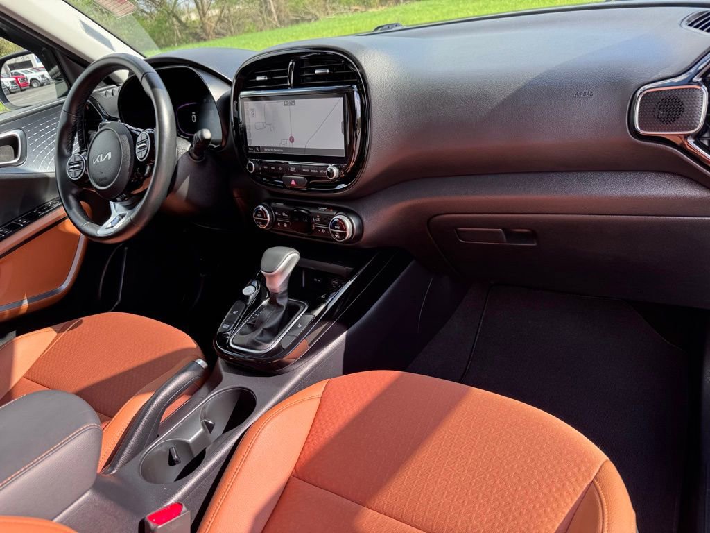 Used 2024 Kia Soul EX w/ Option Group 015 FWD image 17