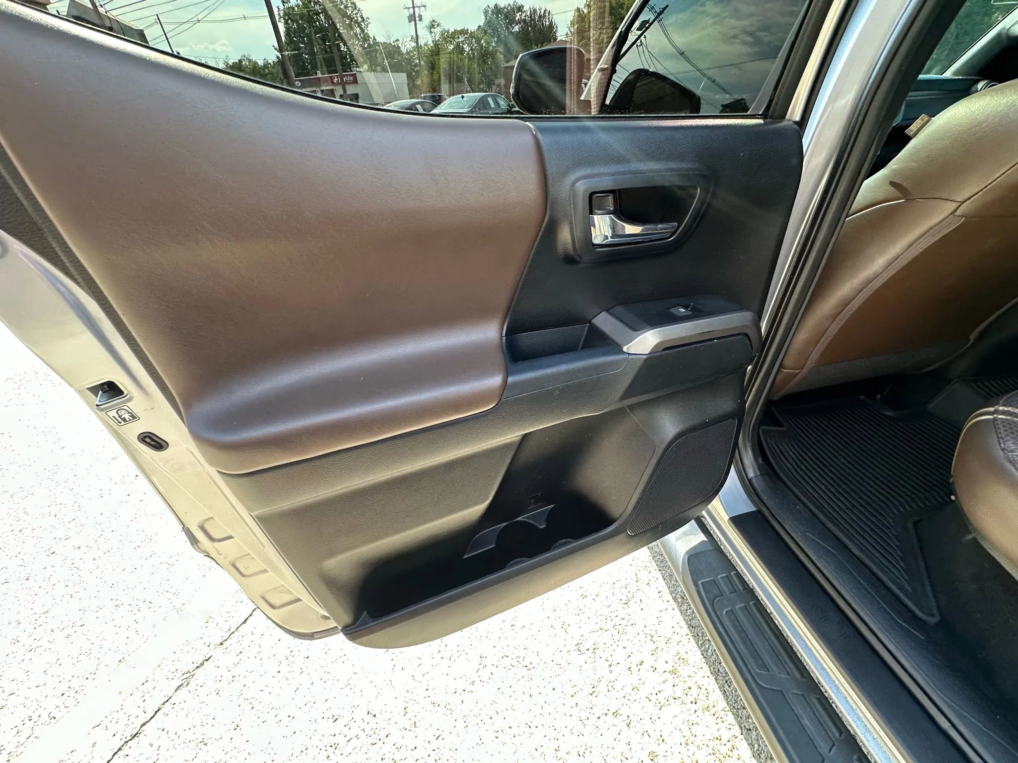 Used 2018 Toyota Tacoma Limited image 25