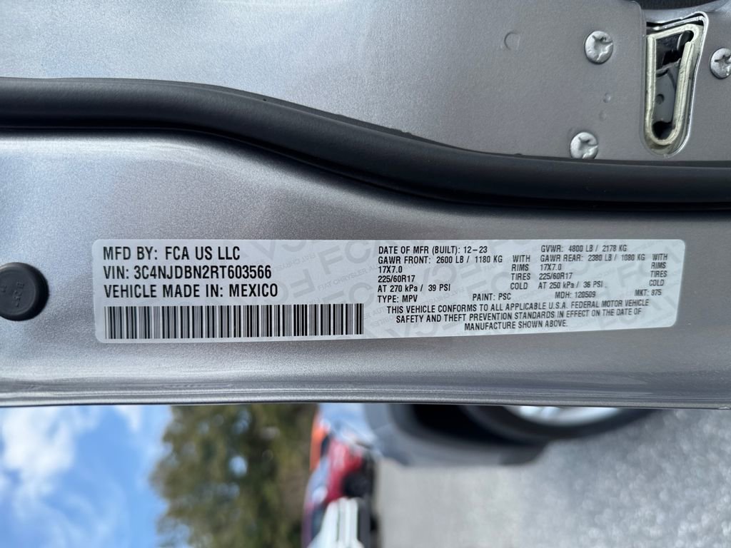 Used 2024 Jeep Compass Latitude image 30