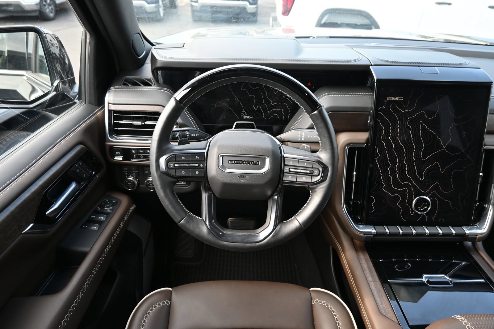 Used 2025 GMC Yukon Denali Ultimate AWD/4WD image 9