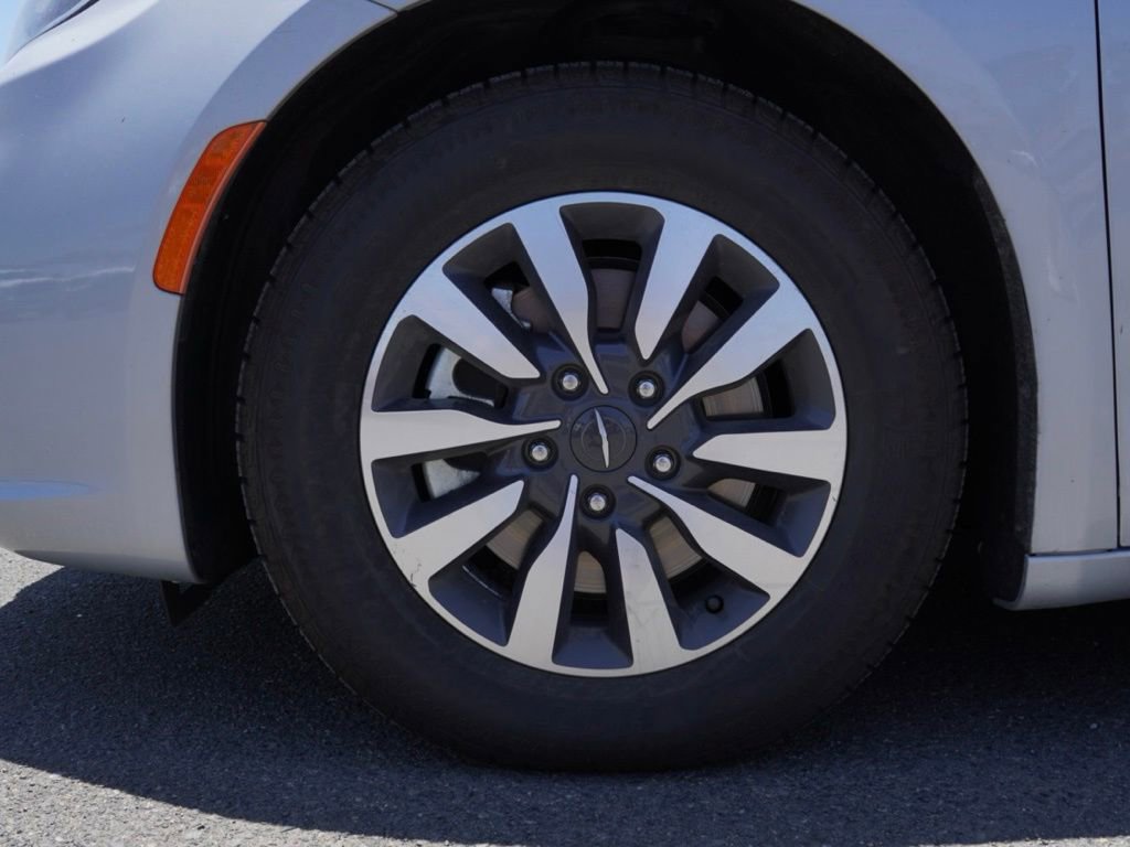 Used 2023 Chrysler Pacifica Limited image 10