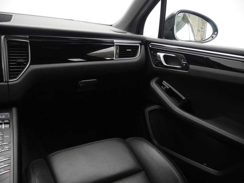 Certified 2018 Porsche Macan Sport Edition AWD/4WD image 31