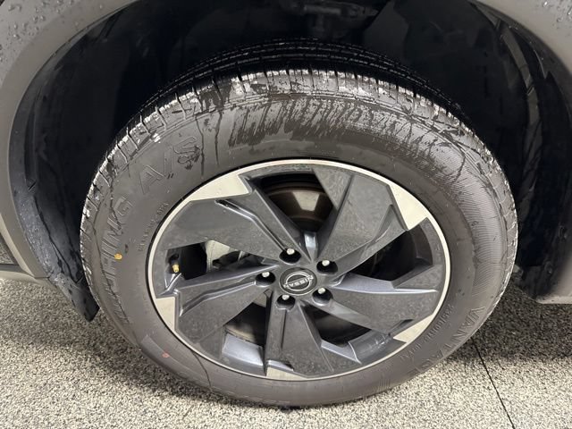 Used 2025 Nissan Rogue SV FWD image 3