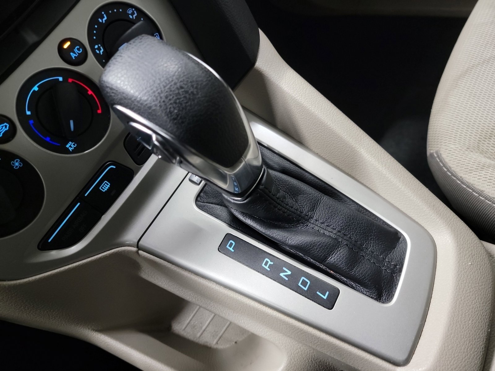 Used 2013 Ford Focus SE FWD image 25