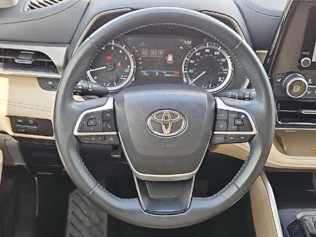 Used 2024 Toyota Highlander XLE FWD image 22
