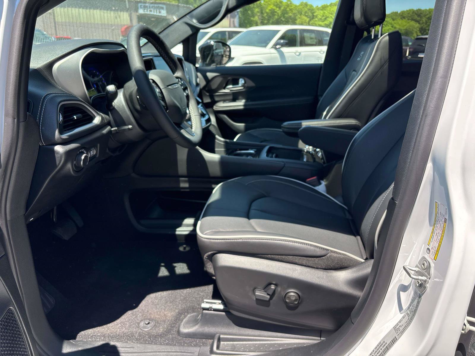 New 2027 Chrysler Pacifica Limited w/ S Appearance Package AWD/4WD image 6