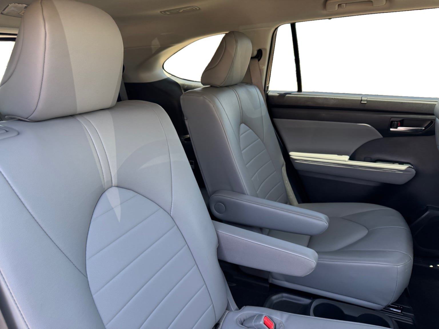 Used 2022 Toyota Highlander XLE AWD/4WD image 18