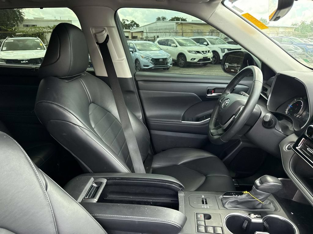 Used 2024 Toyota Highlander XLE FWD image 14