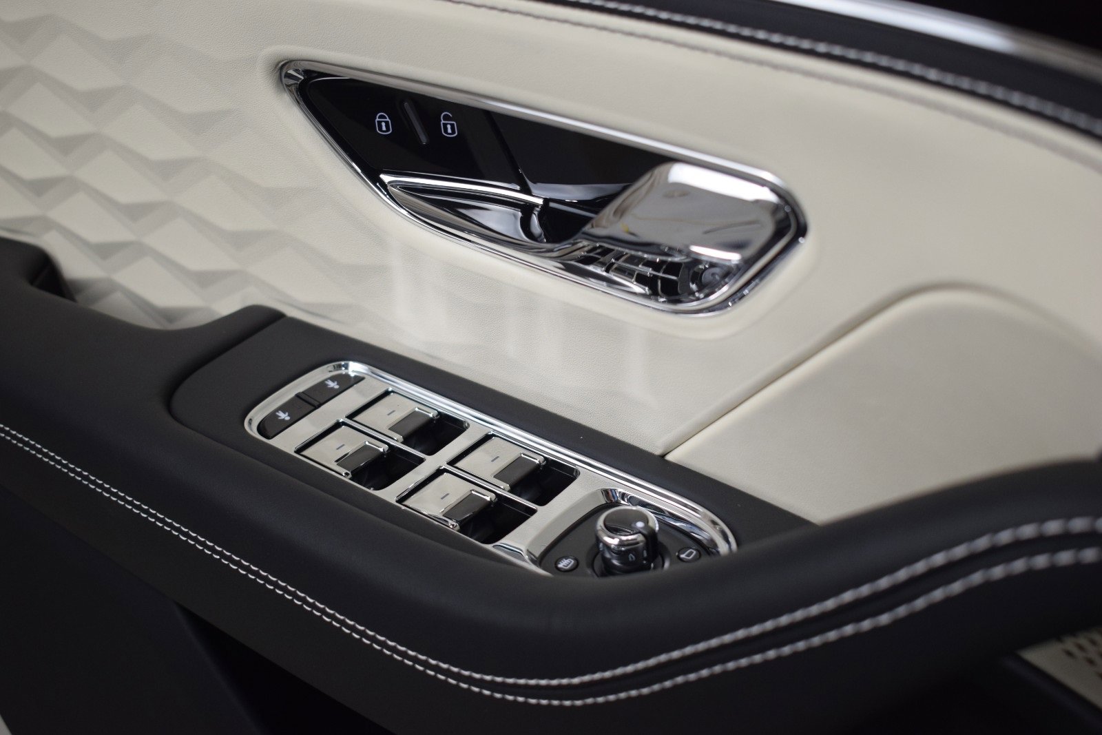 New 2025 Bentley Flying Spur Plug-In Hybrid image 37