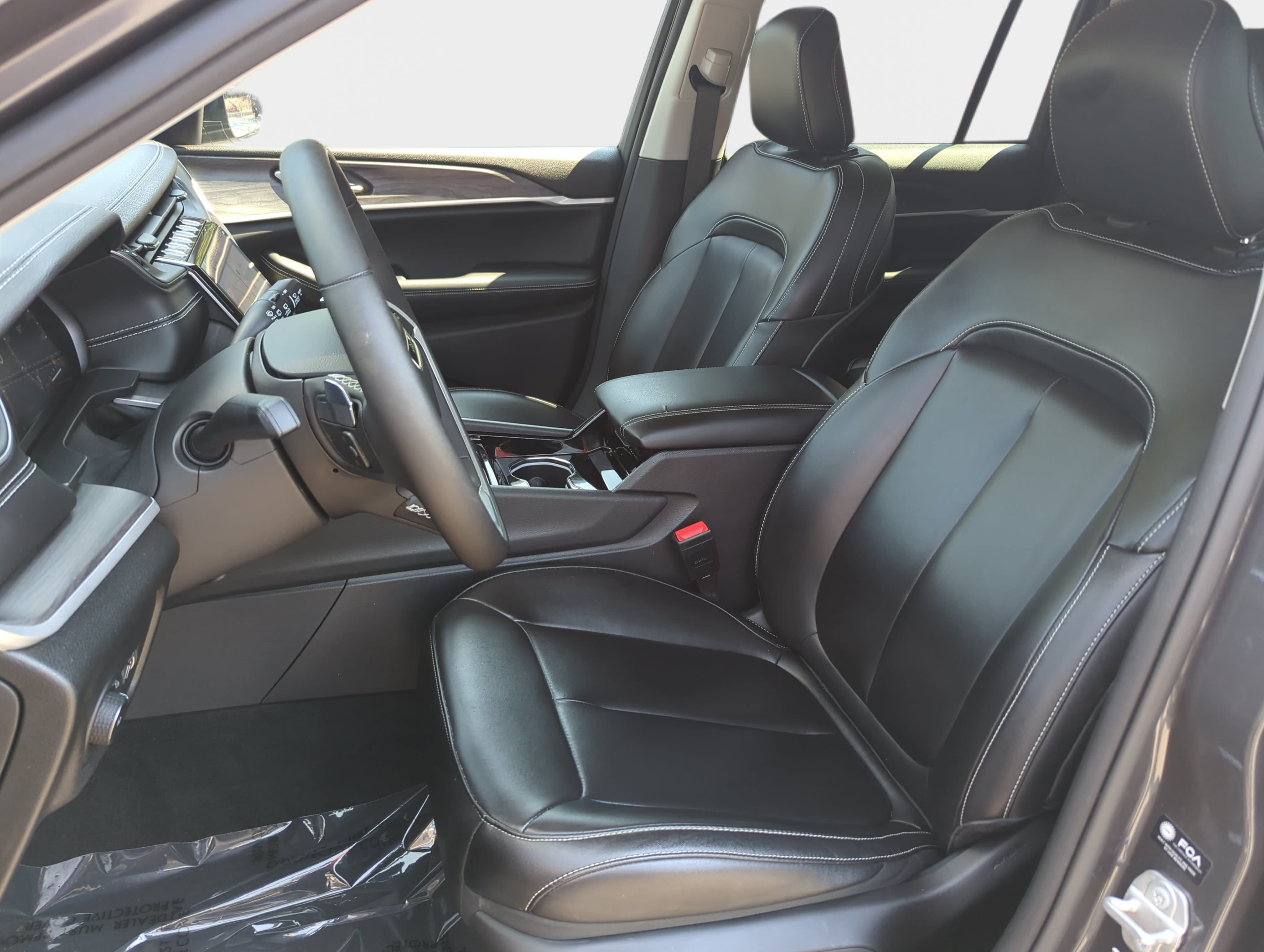Used 2023 Jeep Grand Cherokee Limited w/ Black Appearance Package AWD/4WD image 13