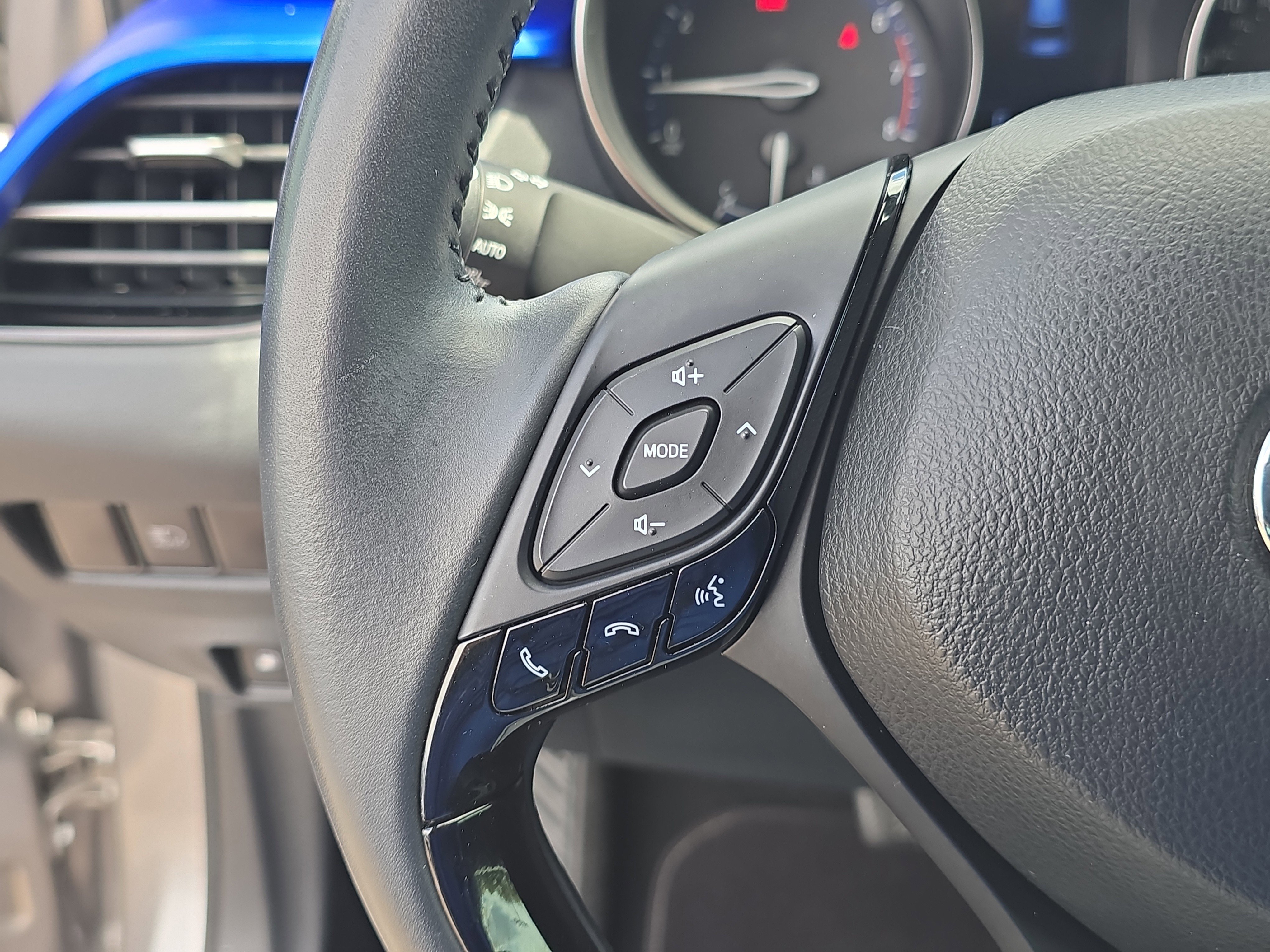 Used 2020 Toyota C-HR XLE FWD image 30