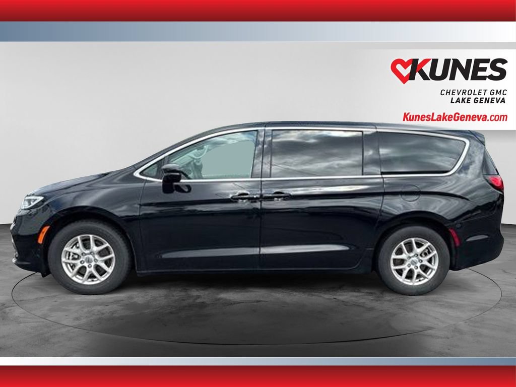 Used 2024 Chrysler Pacifica Touring-L FWD image 9