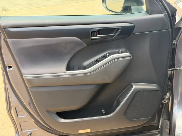 Used 2023 Toyota Highlander LE FWD image 20