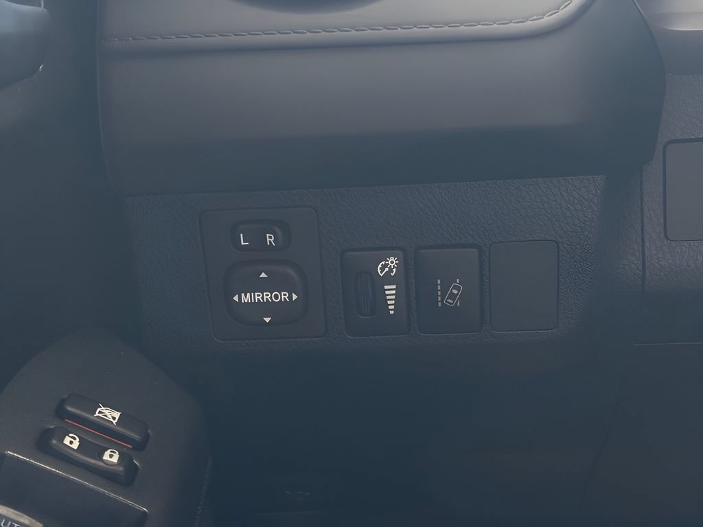 Used 2018 Toyota RAV4 LE FWD image 22