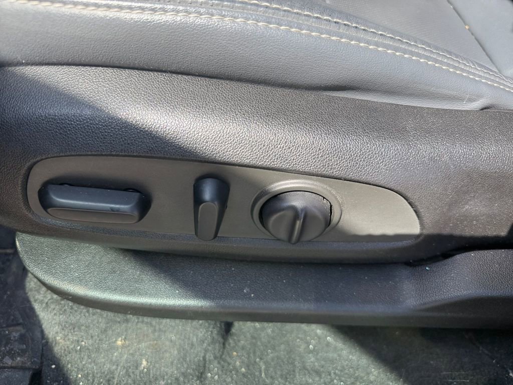 Used 2019 Buick Enclave Essence w/ LPO, Luxury Package image 19