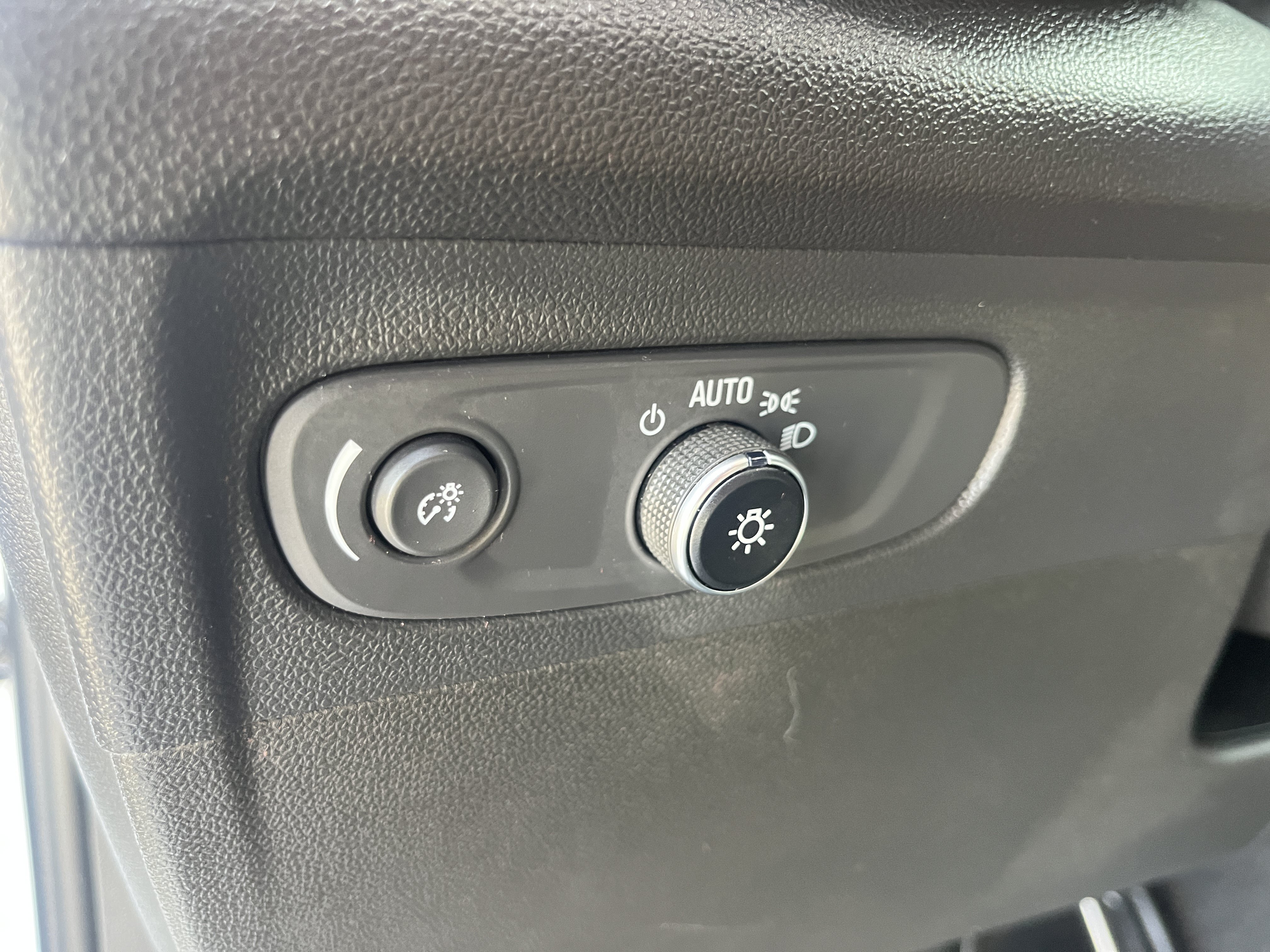 Used 2023 Buick Envision Essence w/ Sport Touring Package FWD image 17