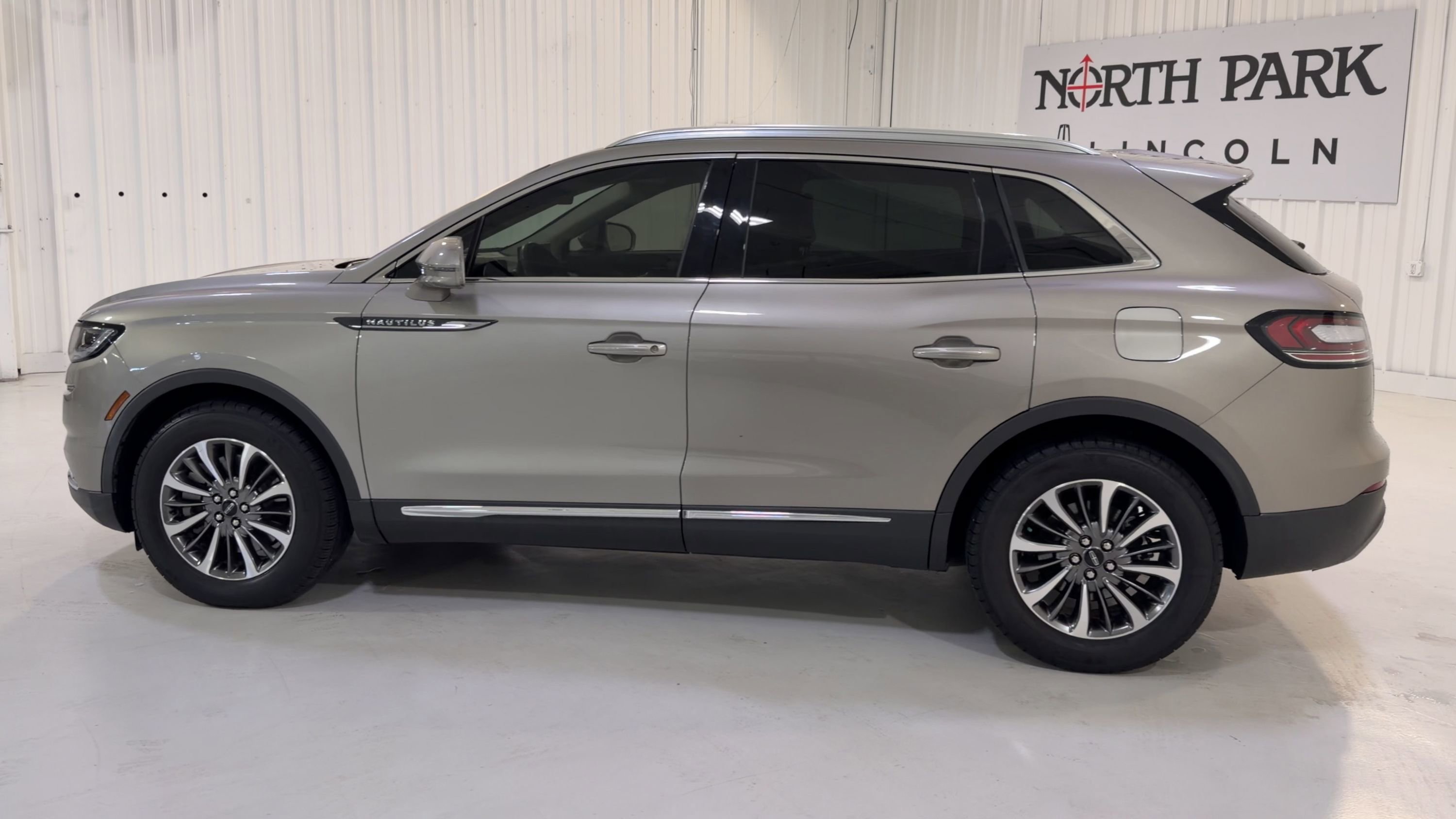 Used 2023 Lincoln Nautilus FWD w/ Premium Package image 7