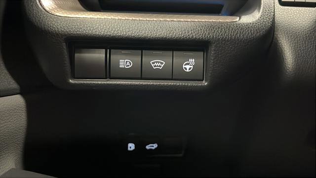 Used 2024 Toyota Prius LE AWD/4WD image 31