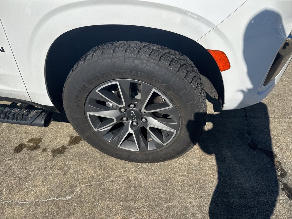 Used 2023 Chevrolet Suburban Z71 w/ Luxury Package image 16