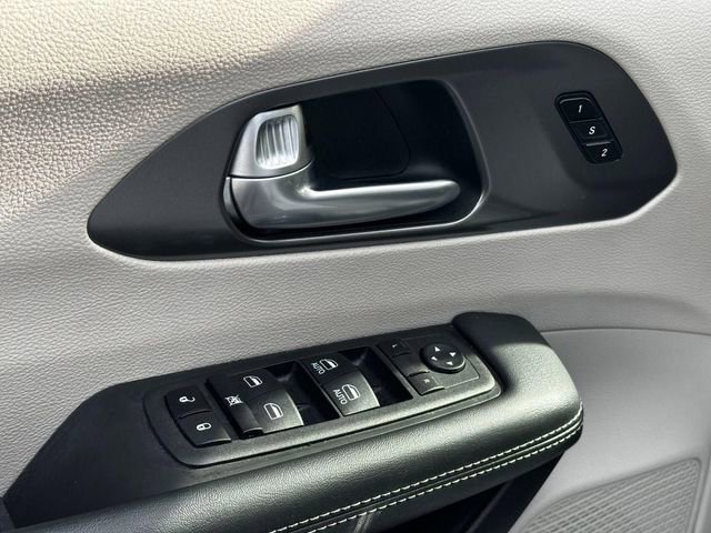 Used 2024 Chrysler Pacifica Limited FWD image 13