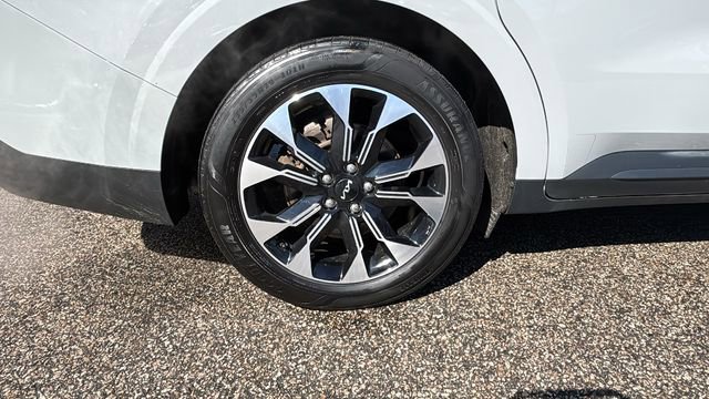 Used 2024 Kia Carnival EX image 11