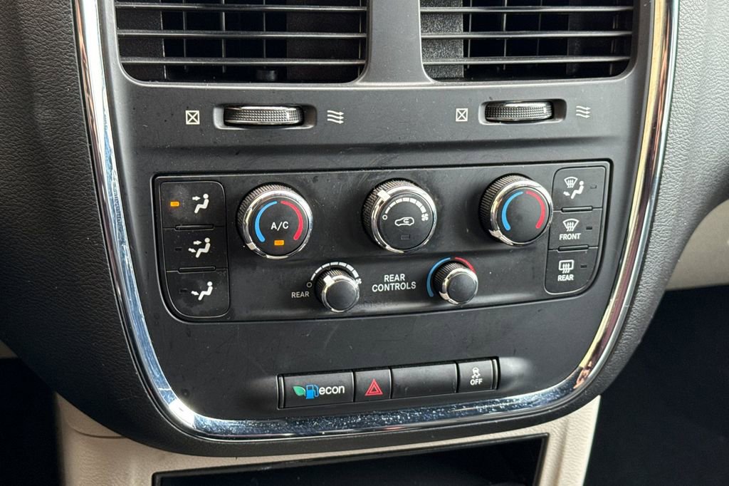 Used 2016 Dodge Grand Caravan SE image 29