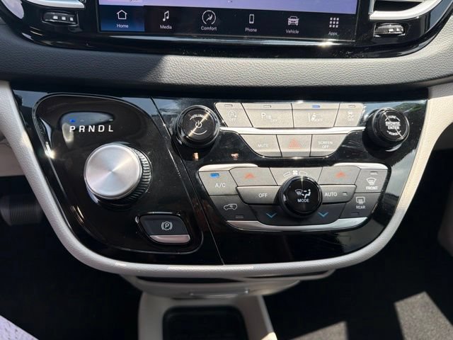 Used 2023 Chrysler Pacifica Touring-L FWD image 34